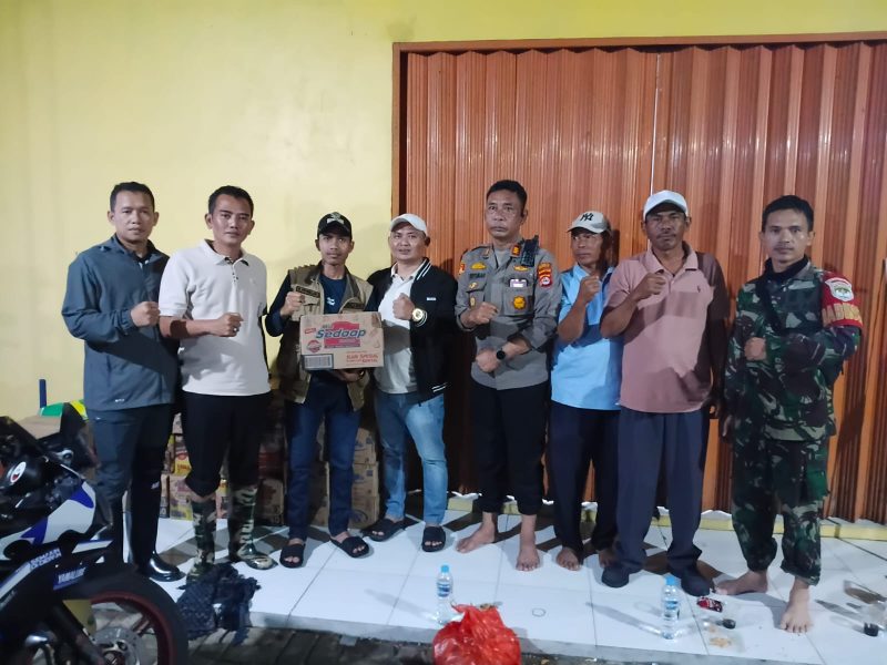 Kades Karang anyar bersama camat Kemiri dan Muspika Meninjau Banjir di Desa Legok Sukamaju(dok.fjk)