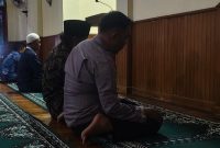 Bhabinkamtibmas Polsek Cinangka bersama warga melaksanakan salat Subuh berjamaah di Masjid Desa Kamasan sebagai wujud silaturahmi dan sinergi menjaga keamanan lingkungan.