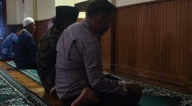 Bhabinkamtibmas Polsek Cinangka bersama warga melaksanakan salat Subuh berjamaah di Masjid Desa Kamasan sebagai wujud silaturahmi dan sinergi menjaga keamanan lingkungan.