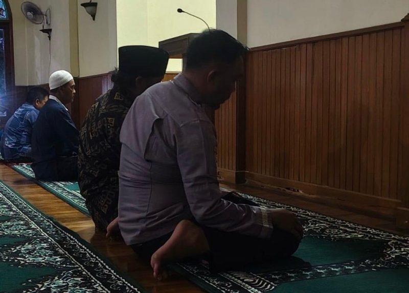 Bhabinkamtibmas Polsek Cinangka bersama warga melaksanakan salat Subuh berjamaah di Masjid Desa Kamasan sebagai wujud silaturahmi dan sinergi menjaga keamanan lingkungan.