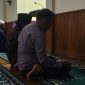 Bhabinkamtibmas Polsek Cinangka bersama warga melaksanakan salat Subuh berjamaah di Masjid Desa Kamasan sebagai wujud silaturahmi dan sinergi menjaga keamanan lingkungan.