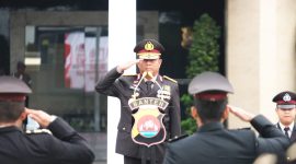 Wakapolda Banten Brigjen Pol Dr. Hendra Wirawan memimpin upacara penganugerahan Satyalencana Pengabdian di Lapangan Apel Polda Banten, disaksikan seluruh personel yang mengikuti upacara dengan khidmat.