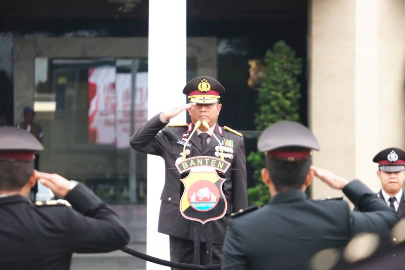 Wakapolda Banten Brigjen Pol Dr. Hendra Wirawan memimpin upacara penganugerahan Satyalencana Pengabdian di Lapangan Apel Polda Banten, disaksikan seluruh personel yang mengikuti upacara dengan khidmat.