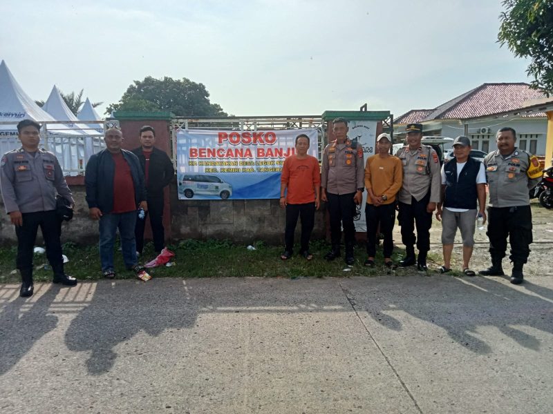 Jajaran Polsek Mauk bersama unsur Pemerintah setempat Meninjau Banjir yang berada di Kecamatan Kemiri(dok.istimewa)