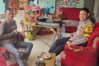 Bhabinkamtibmas Polsek Pasar Kemis berdialog langsung dengan warga dalam kegiatan Warung Bhabinkamtibmas di Desa Sindang Asih sebagai upaya menyerap aspirasi dan menjaga kamtibmas.