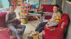 Bhabinkamtibmas Polsek Pasar Kemis berdialog langsung dengan warga dalam kegiatan Warung Bhabinkamtibmas di Desa Sindang Asih sebagai upaya menyerap aspirasi dan menjaga kamtibmas.