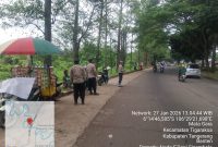 Petugas kepolisian melakukan pengecekan lokasi kejadian di Jalan Raya Pemda, Kecamatan Tigaraksa, Kabupaten Tangerang, usai menerima laporan warga terkait dugaan penghentian paksa kendaraan oleh mata elang (matel).