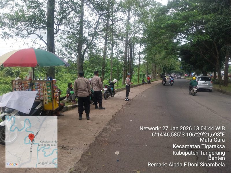 Petugas kepolisian melakukan pengecekan lokasi kejadian di Jalan Raya Pemda, Kecamatan Tigaraksa, Kabupaten Tangerang, usai menerima laporan warga terkait dugaan penghentian paksa kendaraan oleh mata elang (matel).