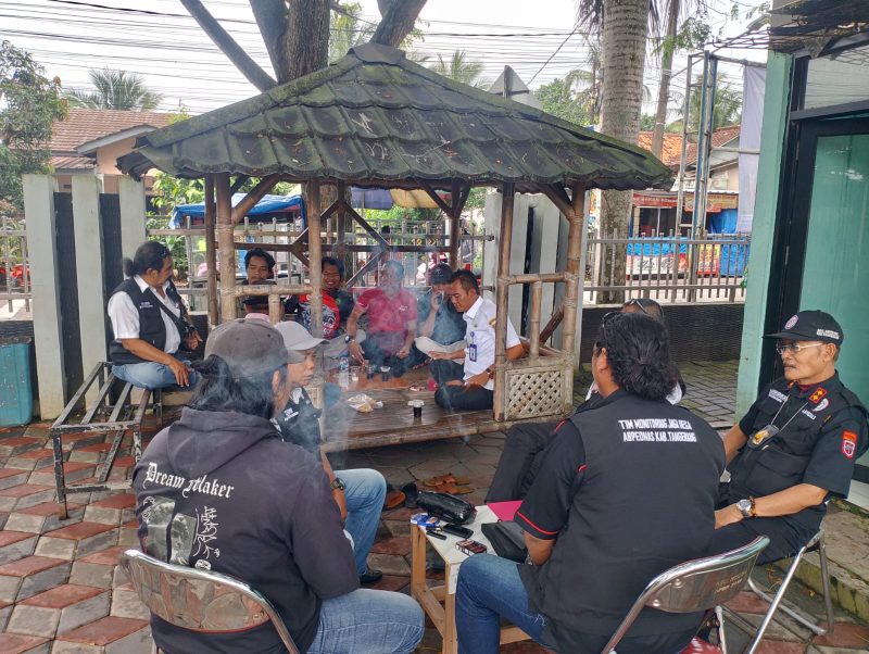 Camat Kemiri bersama Forum jurnalis kemiri dan Rekan Jurnalis serta Lembaga menyampaikan klarifikasi isu Musrenbang Kecamatan Kemiri (dok.fjk)