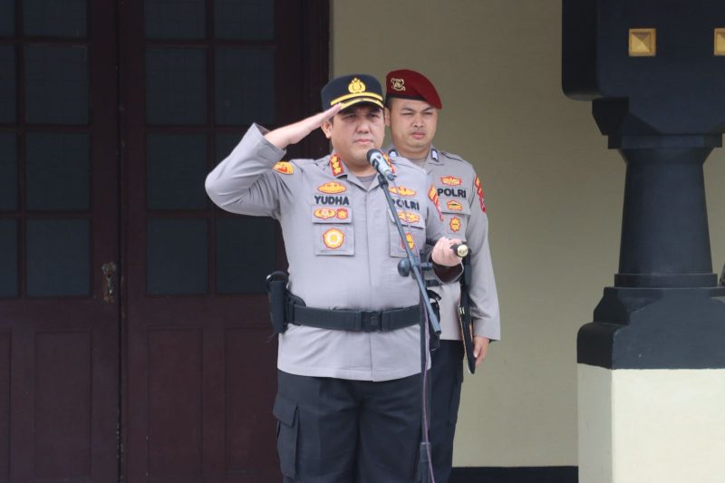 Kapolresta Serang Kota Kombes Pol. Yudha Satria memimpin upacara serah terima jabatan dengan sikap hormat saat menyampaikan amanat di Lapangan Hitam Polresta Serang Kota.