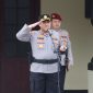 Kapolresta Serang Kota Kombes Pol. Yudha Satria memimpin upacara serah terima jabatan dengan sikap hormat saat menyampaikan amanat di Lapangan Hitam Polresta Serang Kota.