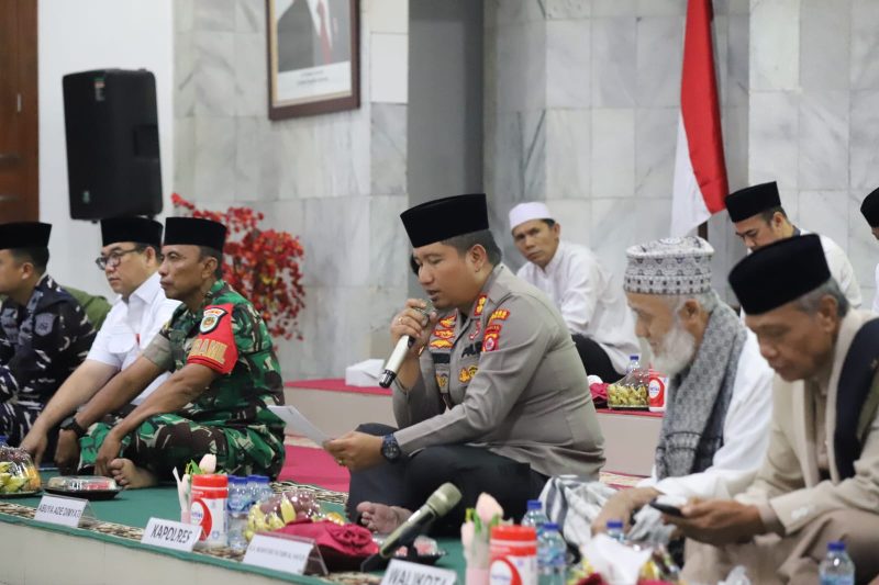 Kapolres Cilegon AKBP Dr. Martua Raja Taripar Laut Silitonga menyampaikan sambutan pada kegiatan istighosah dan ceramah agama dalam rangka peringatan Isra Mi’raj Nabi Muhammad SAW di Aula Wicaksana Leghawa Polres Cilegon.