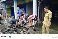Kepala desa Kemiri beserta staf dan warga pimpin bersih² di area Desa(dok.fjk)