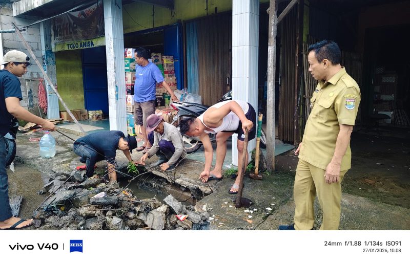 Kepala desa Kemiri beserta staf dan warga pimpin bersih² di area Desa(dok.fjk)