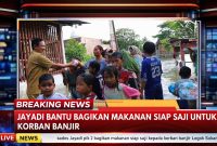 Kepala Desa Jayadi sedang mendistribusikan Paket makanan siap saji Kepada warga yang terdampak banjir di lokasi banjir Legok Sukamaju(dok.fjk)