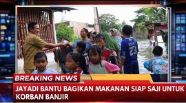 Kepala Desa Jayadi sedang mendistribusikan Paket makanan siap saji Kepada warga yang terdampak banjir di lokasi banjir Legok Sukamaju(dok.fjk)