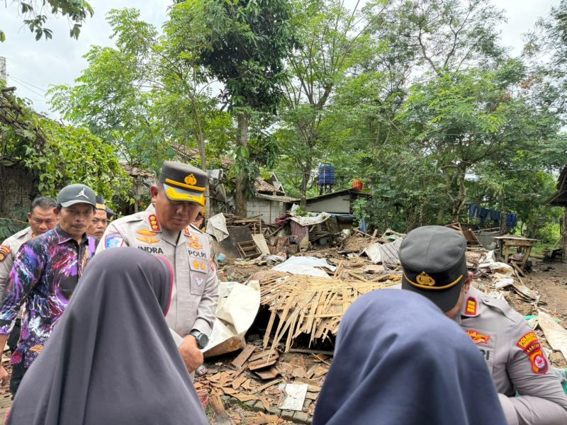Kapolresta Tangerang meninjau langsung puing-puing rumah warga yang ambruk akibat hujan deras disertai angin kencang, serta memastikan proses koordinasi bantuan pembangunan ulang rumah yang layak huni.