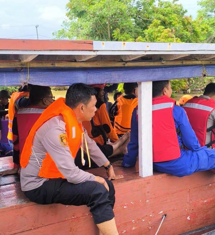Kapolsek Mauk bersama tim Sar dan Basarnas ikut menyisir sungai Cimanceuri mencari korban tenggelam di Desa Lontar(dok.humas polri)