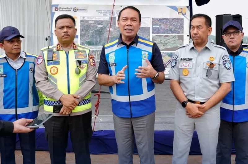 Kakorlantas Polri bersama Direktur Utama Jasa Marga dan Direktur Utama Jasa Raharja memberikan keterangan pers usai pengecekan kesiapan Tol Japek II Selatan sebagai jalur alternatif pemudik Lebaran 2026.