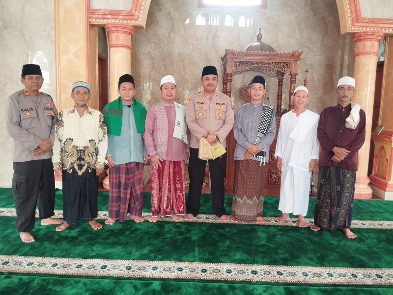 Kapolsek Rajeg bersama tokoh masyarakat dan warga setempat melaksanakan shalat Jum'at keliling(dok.humas polri)
