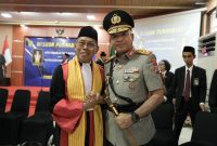 Kapolda Banten Irjen Pol Hengki berjabat tangan dengan Ketua Pengadilan Tinggi Banten Dr. H. Suharjono usai prosesi Wisuda Purnabakti di Ruang Sidang Utama Pengadilan Tinggi Banten, Kota Serang, Jumat (30/01).