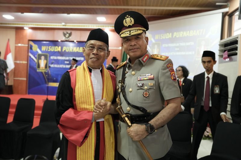 Kapolda Banten Irjen Pol Hengki berjabat tangan dengan Ketua Pengadilan Tinggi Banten Dr. H. Suharjono usai prosesi Wisuda Purnabakti di Ruang Sidang Utama Pengadilan Tinggi Banten, Kota Serang, Jumat (30/01).