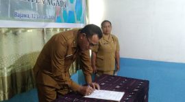 Asisten 2 Setda Ngada, Nicolaus Noywuli Menandatangani Berita Acara Sertijab Kadis Perhubungan Ngada. (Foto: Elfrat Frans Dhena)