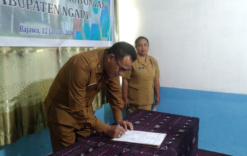Asisten 2 Setda Ngada, Nicolaus Noywuli Menandatangani Berita Acara Sertijab Kadis Perhubungan Ngada. (Foto: Elfrat Frans Dhena)