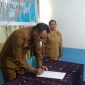 Asisten 2 Setda Ngada, Nicolaus Noywuli Menandatangani Berita Acara Sertijab Kadis Perhubungan Ngada. (Foto: Elfrat Frans Dhena)
