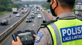 Petugas Polisi Lalu Lintas mengoperasikan drone presisi untuk memantau arus kendaraan dan merekam pelanggaran di jalur rawan, sebagai bagian dari patroli udara berbasis teknologi.