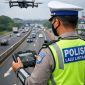 Petugas Polisi Lalu Lintas mengoperasikan drone presisi untuk memantau arus kendaraan dan merekam pelanggaran di jalur rawan, sebagai bagian dari patroli udara berbasis teknologi.