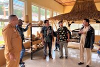 Tim Peneliti dari ITB Bandung ketika mengunjungi UPTD Sentra IKM Bambu didampingi Kadis Perindag, Johanes Rodja. (Foto: Istimewa)