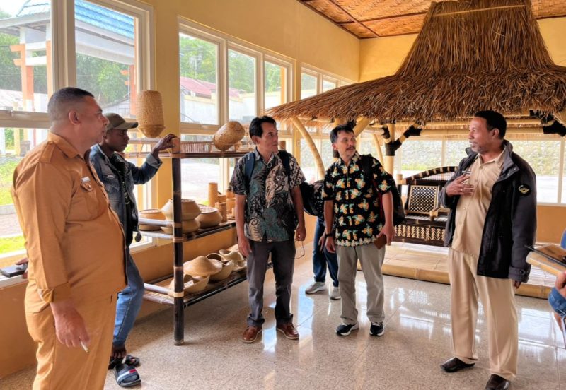 Tim Peneliti dari ITB Bandung ketika mengunjungi UPTD Sentra IKM Bambu didampingi Kadis Perindag, Johanes Rodja. (Foto: Istimewa)