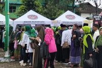 Warga tampak antusias mengantre untuk mengikuti pemeriksaan mata gratis yang digelar Squad Nusantara DPC Kabupaten Tangerang dalam rangka harlah nu ke-100 di Lapangan Balaraja.