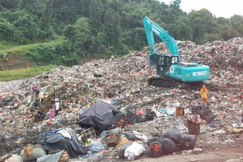 Pemkot Serang resmi lanjutkan kerja sama sampah dengan Tangsel di TPSA Cilowong. Dana Rp122 miliar dialokasikan untuk kesehatan warga, infrastruktur, dan dukung PSEL. (Foto: Dok. Antara)