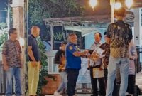 Kepala Desa Gelam Jaya menyerahkan surat keputusan pengangkatan kepada Ketua RT terpilih sebagai simbol dimulainya masa pengabdian periode 2026–2031.