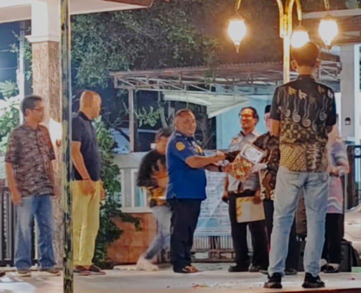 Kepala Desa Gelam Jaya menyerahkan surat keputusan pengangkatan kepada Ketua RT terpilih sebagai simbol dimulainya masa pengabdian periode 2026–2031.