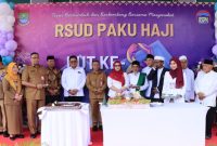 Acara sesi foto bersama dan potong tumpeng sebagai bagian dari acara hut RS Pakuhaji(dok.istimewa)