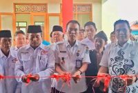Acara potong pita Camat Kemiri bersama Kepala Desa Patramanggala dan aparatur desa meresmikan Koperasi desa Merah putih(dok.fjk)