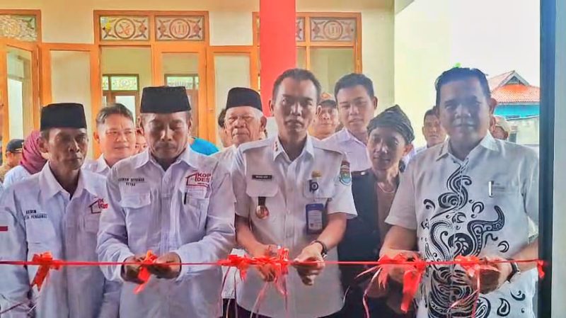 Acara potong pita Camat Kemiri bersama Kepala Desa Patramanggala dan aparatur desa meresmikan Koperasi desa Merah putih(dok.fjk)