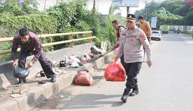 Kapolresta Tangerang Kombes Pol Andi Muhammad Indra Waspada Amirullah turun langsung memungut sampah saat kegiatan korve di jalur utama Cikupa–Tigaraksa.