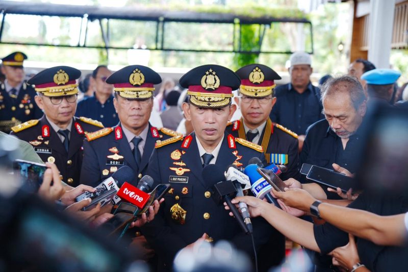 Kapolri menyampaikan keterangan pers usai prosesi pemakaman Eyang Meri, menegaskan pesan dan amanah almarhumah sebagai sumber inspirasi dan semangat bagi seluruh keluarga besar Polri.