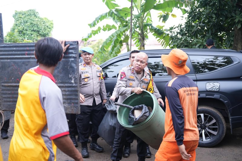 Kapolda Banten Irjen Pol Hengki turun langsung dalam aksi bersih-bersih bersama personel dan petugas kebersihan, menunjukkan komitmen nyata menjaga kebersihan dan keasrian kawasan Banten Lama.