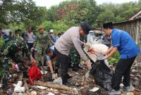 Kapolresta Tangerang Kombes Pol Andi Muhammad Indra Waspada Amirullah bersama personel TNI-Polri dan masyarakat memungut sampah plastik dalam aksi korve Gerakan Indonesia Asri di kawasan wisata Pulo Cangkir, Kecamatan Kronjo.