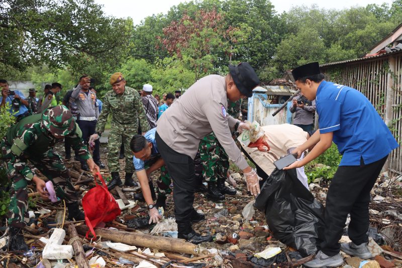 Kapolresta Tangerang Kombes Pol Andi Muhammad Indra Waspada Amirullah bersama personel TNI-Polri dan masyarakat memungut sampah plastik dalam aksi korve Gerakan Indonesia Asri di kawasan wisata Pulo Cangkir, Kecamatan Kronjo.