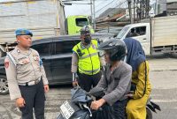 Petugas Satlantas Polresta Tangerang memberikan teguran simpatik dan edukasi langsung kepada pengendara roda dua dalam rangka Operasi Keselamatan Maung 2026.
