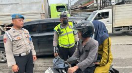 Petugas Satlantas Polresta Tangerang memberikan teguran simpatik dan edukasi langsung kepada pengendara roda dua dalam rangka Operasi Keselamatan Maung 2026.