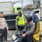 Petugas Satlantas Polresta Tangerang memberikan teguran simpatik dan edukasi langsung kepada pengendara roda dua dalam rangka Operasi Keselamatan Maung 2026.