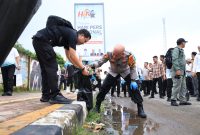 Kapolda Banten bersama peserta Gerakan Indonesia Asri turun langsung memungut sampah di kawasan KP3B sebagai wujud komitmen menjaga lingkungan tetap bersih dan sehat.