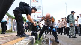Kapolda Banten bersama peserta Gerakan Indonesia Asri turun langsung memungut sampah di kawasan KP3B sebagai wujud komitmen menjaga lingkungan tetap bersih dan sehat.